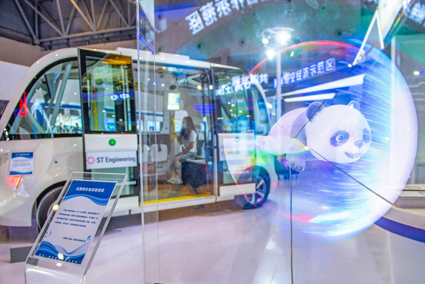 5月21日，重慶國際博覽中心，在成渝地區雙城經濟圈館，全息智能炫屏、無人駕駛迷你巴士在此展示。鄒樂攝