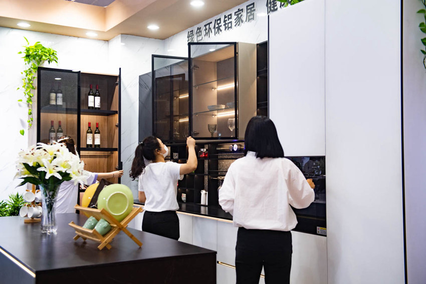 5月21日，重慶國際博覽中心西南鋁業展廳，市民在看全鋁家居。鄒樂攝