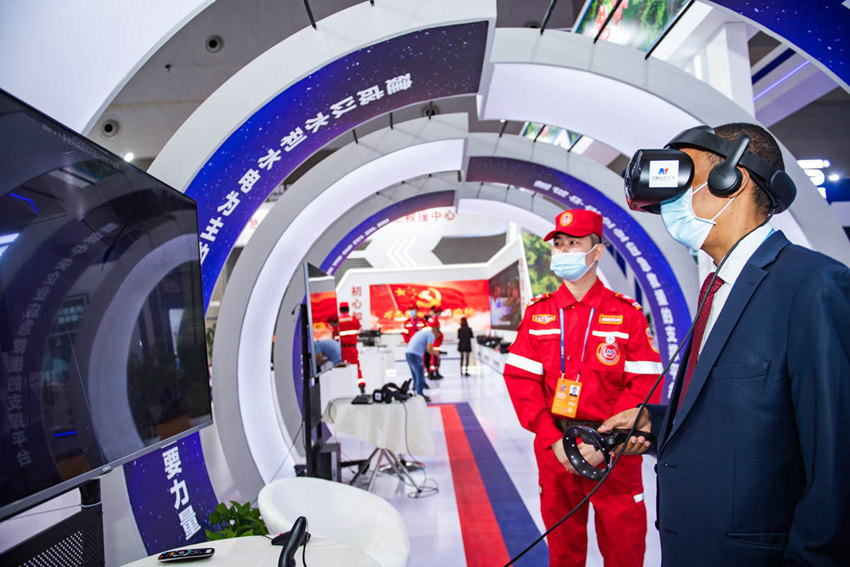 5月21日，重慶國際博覽中心N3館中國安能集團展廳，外籍客商戴上VR眼鏡、操作手柄，體驗防汛險情、校園地震逃生等虛擬現實場景，學習避險知識。鄒樂攝