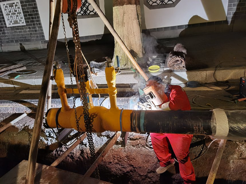 8月3日，重慶燃氣集團安裝公司在中山四路管道遷改現場施工。重慶燃氣集團供圖