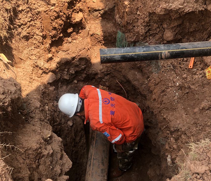 8月4日，重慶燃氣集團璧山公司施工人員在企業用戶施工現場進行碰口作業。孫鰻熙攝