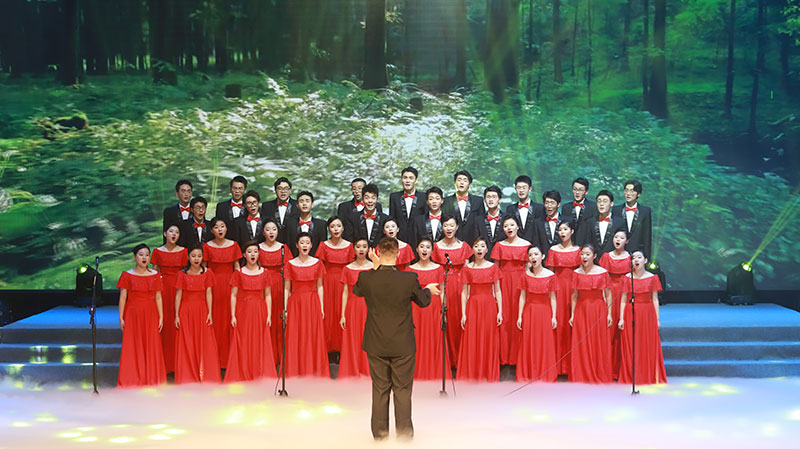 重慶理工大學合唱《向往》《南屏晚鐘》。重慶理工大學供圖