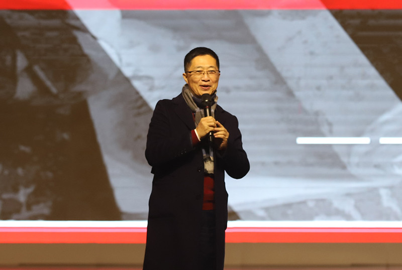 鄧鴻吉分享自己經歷。黃炎培中學供圖