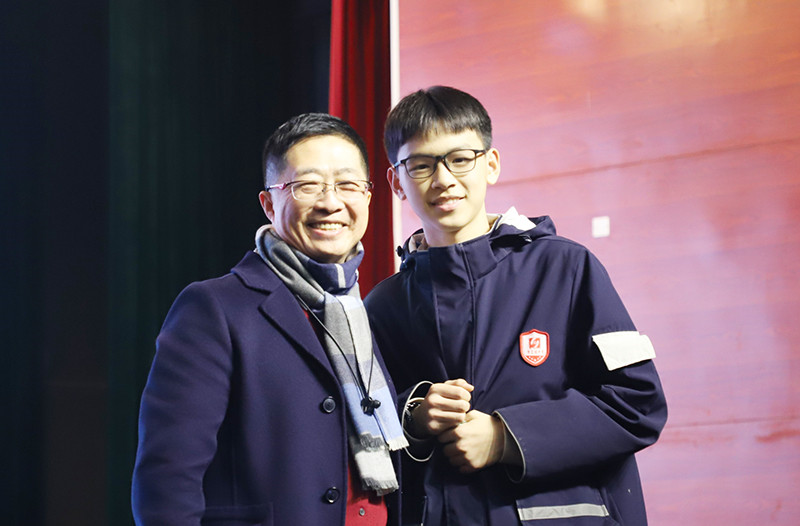 鄧鴻吉與學生互動。黃炎培中學供圖