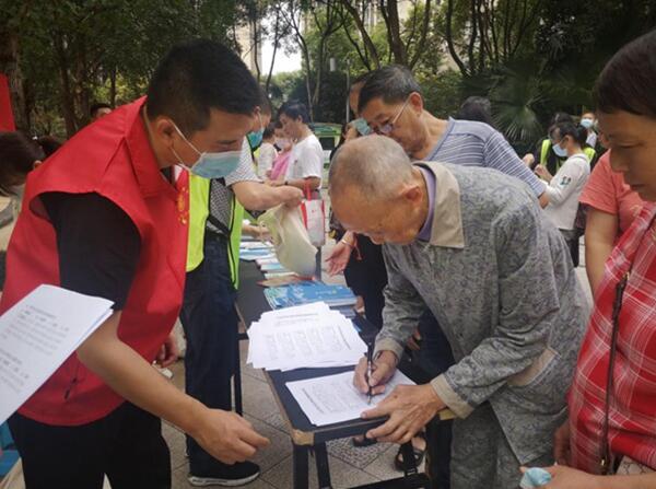 黨員志愿服務活動。江北區國資委供圖