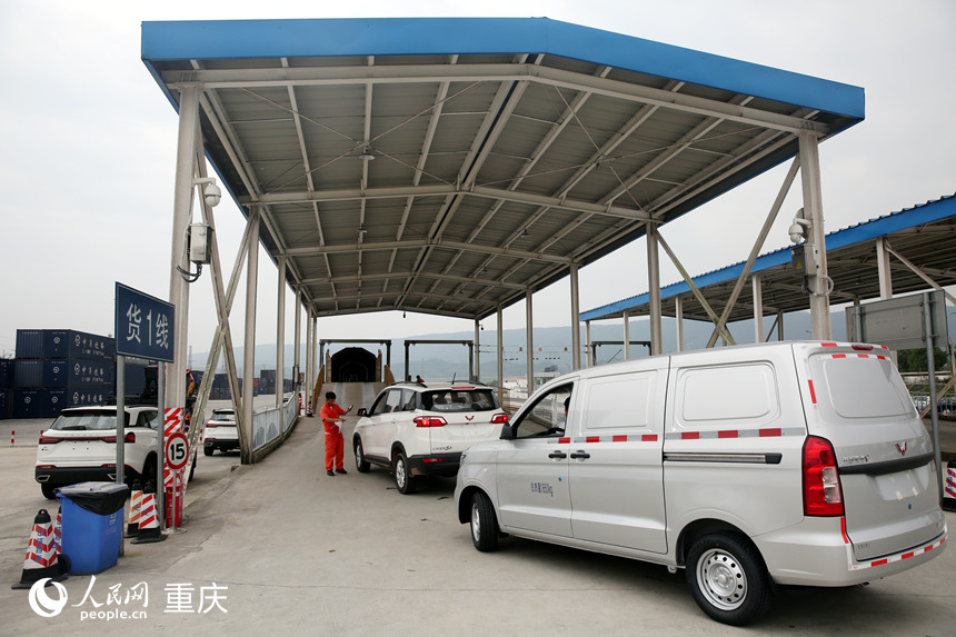 商品車從果園港魚嘴鐵路貨運站分撥至全國各地。人民網 劉政寧攝