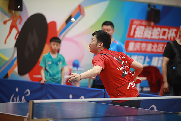 選手發球 曾英豪攝