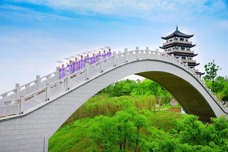 市民暢游三合湖濕地公園。黃亞輝攝