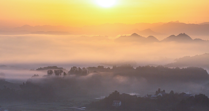 南川興隆鎮云霧相伴繪出山鄉水墨畫。瞿明斌攝