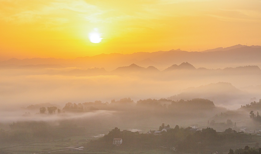 南川興隆鎮云霧相伴繪出山鄉水墨畫。瞿明斌攝