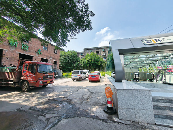 與紅色磚瓦房同在一個壩子