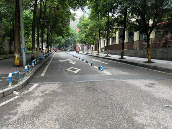 隔離樁安裝后，街面干凈整潔。觀音橋街道供圖