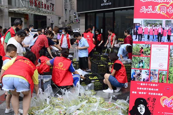 志愿者進行包裝銷售。受訪者供圖