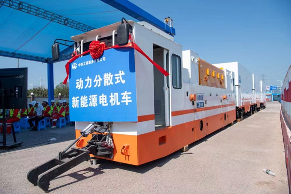 軌道j交通15號線啟用國內首臺動力分散式新能源電機車。項目部供圖