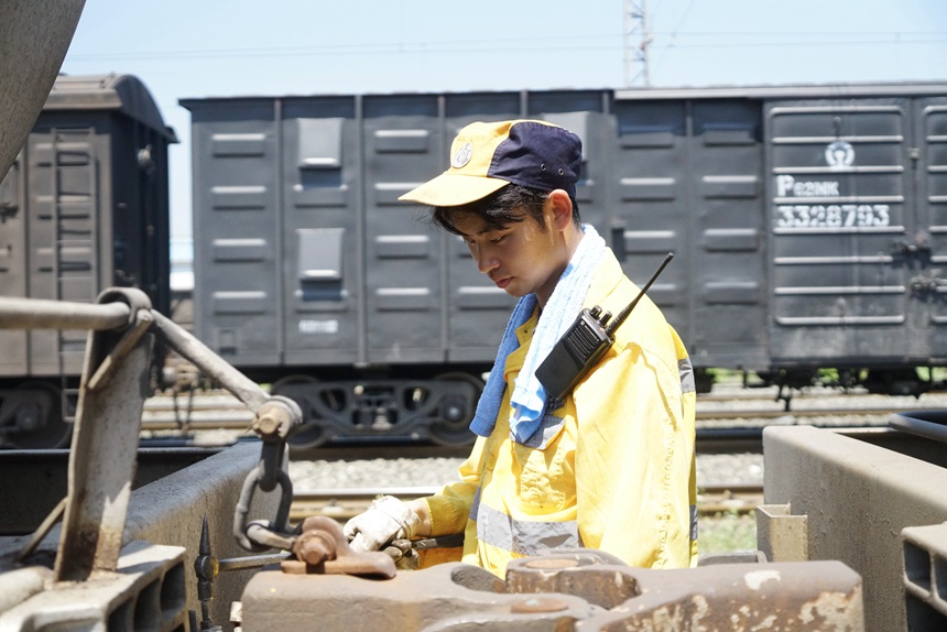 重慶西車輛段貨車檢車員正在檢查折角塞門技術狀態。江堯攝