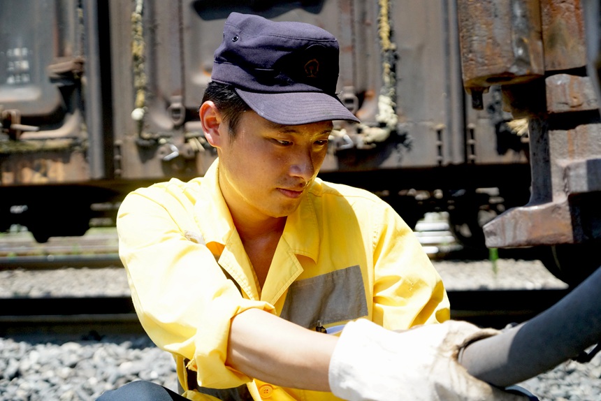 重慶西車輛段貨車檢車員正在準備試風作業。江堯攝