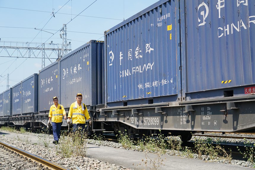 重慶西車輛段貨車檢車員在高溫下作業。江堯攝