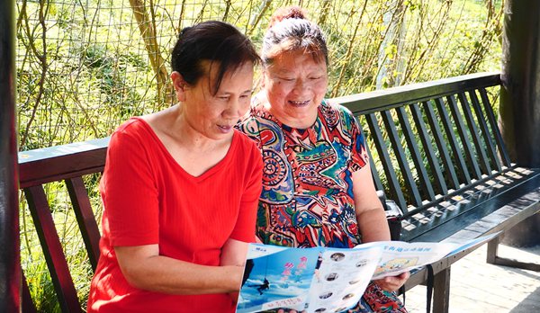 居民查看運動地圖。沙坪壩區委宣傳部供圖