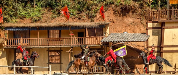 演出現場?；顒又鬓k方供圖