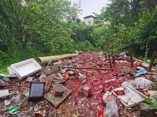 姜家鎮原鐵業社旁臟亂區域整治前。巴南區姜家鎮供圖