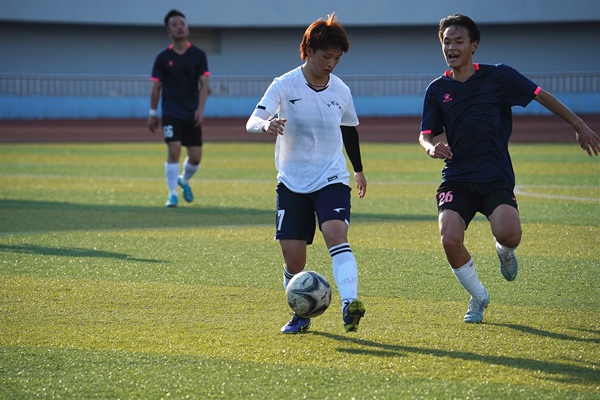 馬慶林（前左）在帶球突破。石柱縣委宣傳部供圖