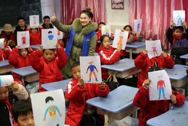 志愿者為小學生普及預防性侵害安全知識。巴南區民政局供圖