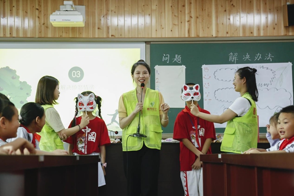 志愿者為學生們開展“情緒啟蒙”心理輔導。巴南區民政局供圖