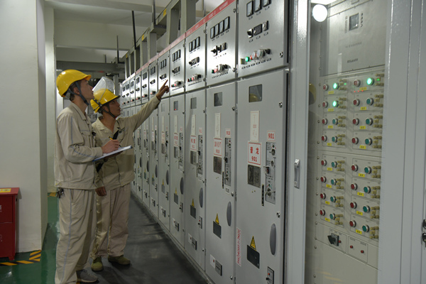 7月13日，電力工人在天龍城市花園小區配電房檢查設備。國網重慶電力公司供圖