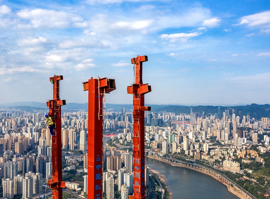 重慶陸海國際中心項目工人在熾熱的鋼結構上做施工前準備。何超攝