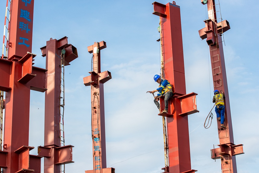 重慶陸海國際中心項目工人在熾熱的鋼結構上做施工前準備。何超攝