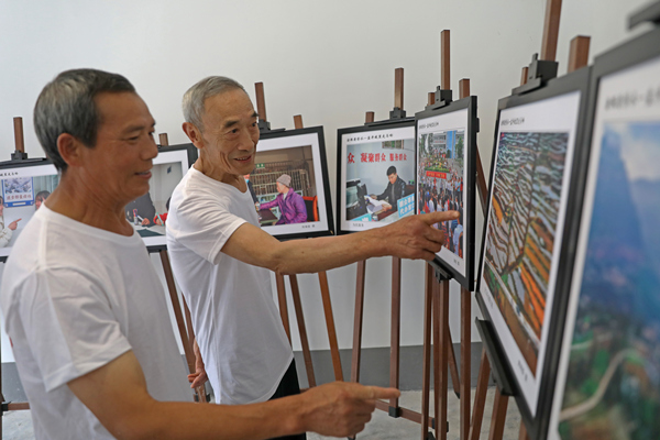 走馬鄉故事館，黨員們正在通過影展了解全鄉的變遷與發展。趙勇攝