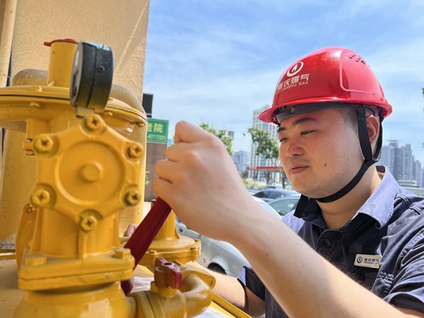燃氣設備網格員巡檢燃氣設備。重慶燃氣集團供圖
