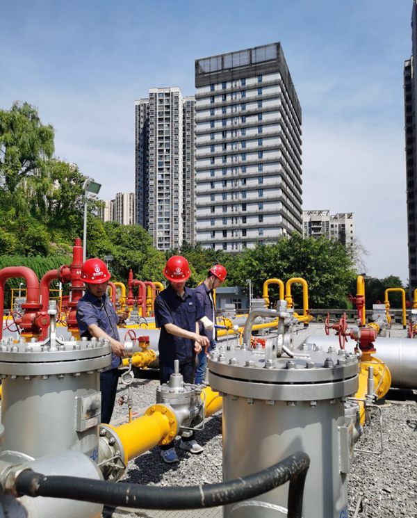 燃氣輸配工對設備進行維護和檢修。重慶燃氣集團供圖