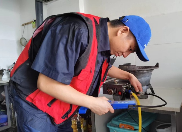 重慶燃氣集團沙坪壩分公司藍焰青年志愿者陳俊男在大學城開展“五進”燃氣安全宣傳和燃氣安全檢查。重慶燃氣集團供圖