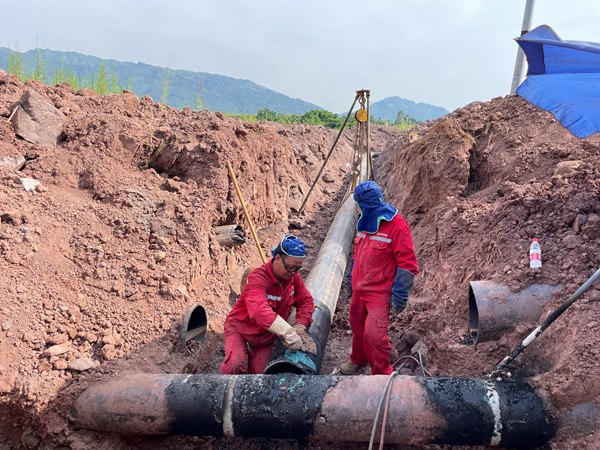在三教工業園區管網改造現場，重慶燃氣永川公司工程施工人員正頂著烈日奮力拼搏，搶抓工期。重慶燃氣集團供圖