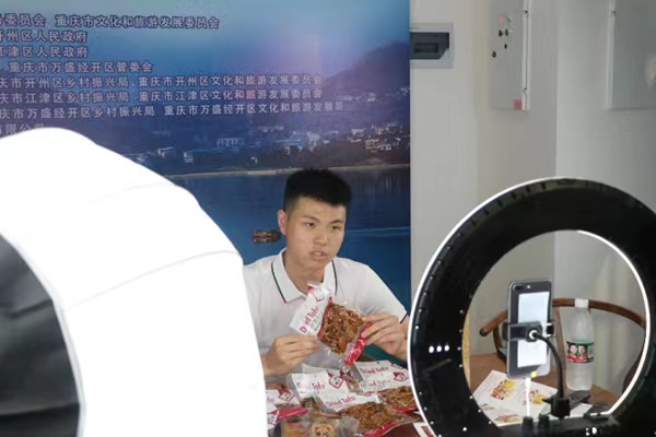 主播現場帶貨開州特產。胥世鵬攝