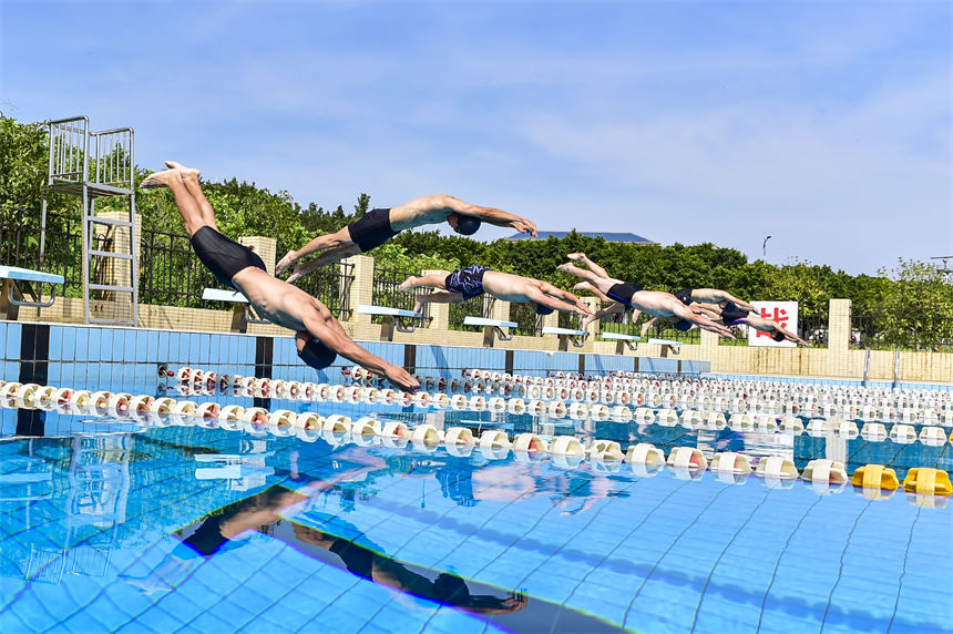 游泳比賽開展，參賽官兵一躍而下。唐志勇攝
