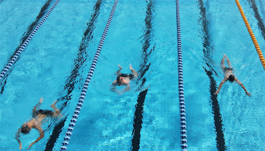 游泳比賽中，官兵們奮勇爭先。唐志勇攝 