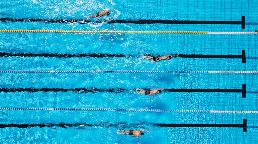 游泳比賽中，官兵們奮勇爭先。唐志勇攝