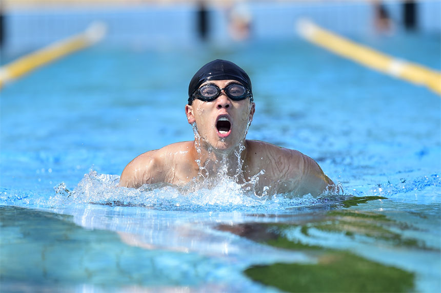 在游泳比賽中，官兵們全力以赴。唐志勇攝 