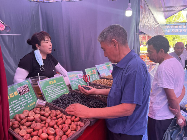 市民正在挑選商品。楊瑜攝