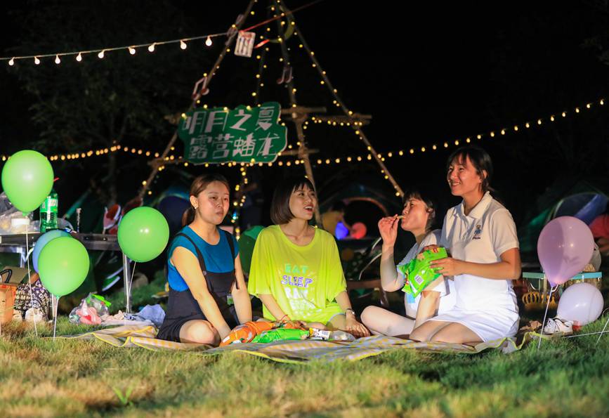游客在露營基地愉快玩耍。熊偉攝