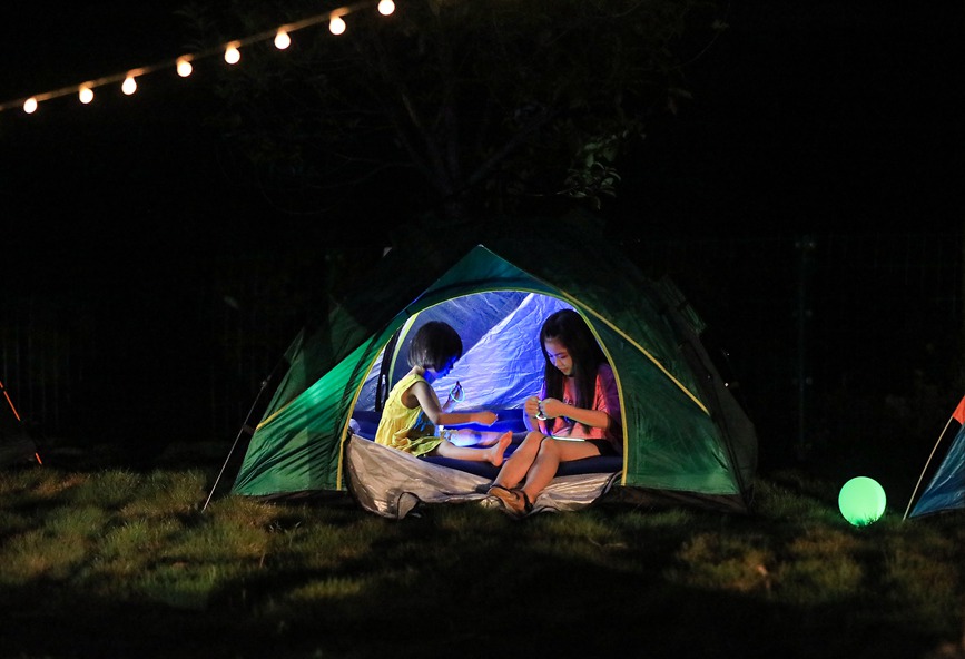 小朋友在帳篷內愉快玩耍。熊偉攝