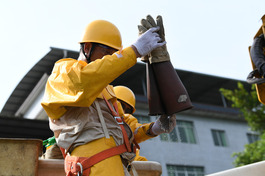 帶電作業結束后，工作人員的手套里全是汗水。國網重慶市電力公司供圖
