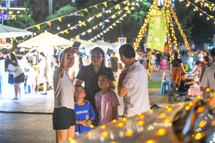 市民、游客在“后備箱集市”游玩。郭旭攝