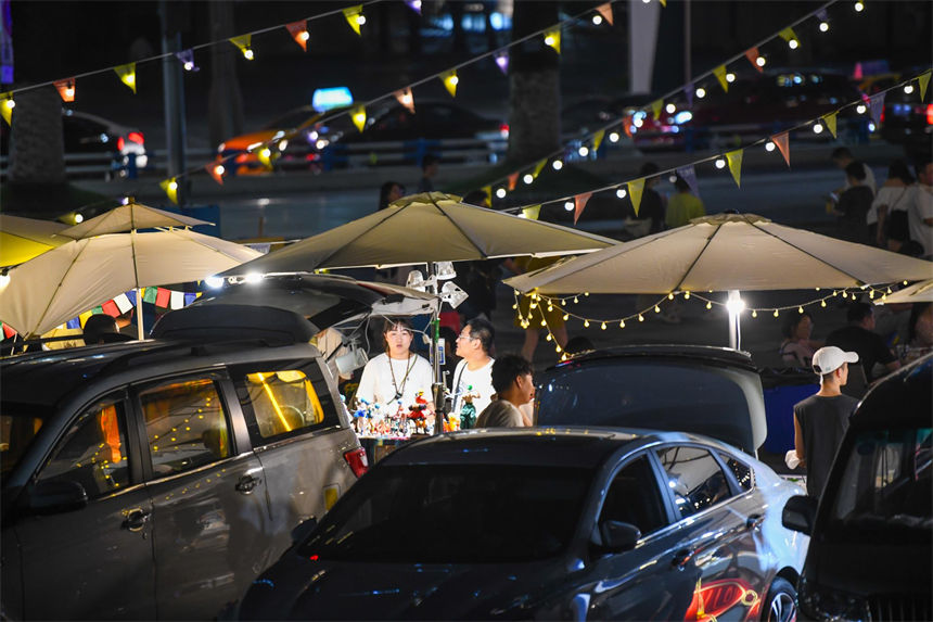 “后備箱集市”點亮南濱路夜生活。郭旭攝