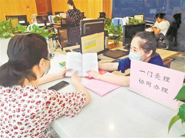 渝中區大溪溝街道公共服務中心“一門受理、協同辦理”救助服務窗口為居民提供政策咨詢?！∮浾?張莎 攝