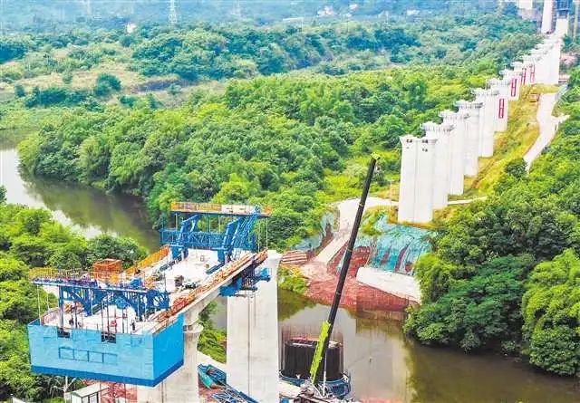 渝昆高鐵川渝段三百梯水庫道岔特大橋施工現場一片繁忙。重慶日報供圖