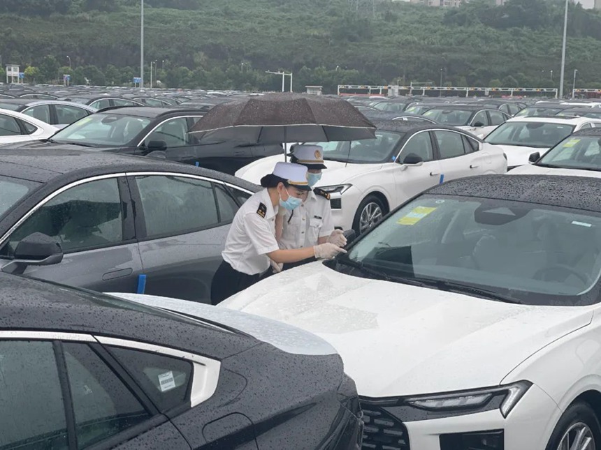 重慶海關所屬兩路寸灘海關關員做好汛期出貨保障。重慶海關供圖