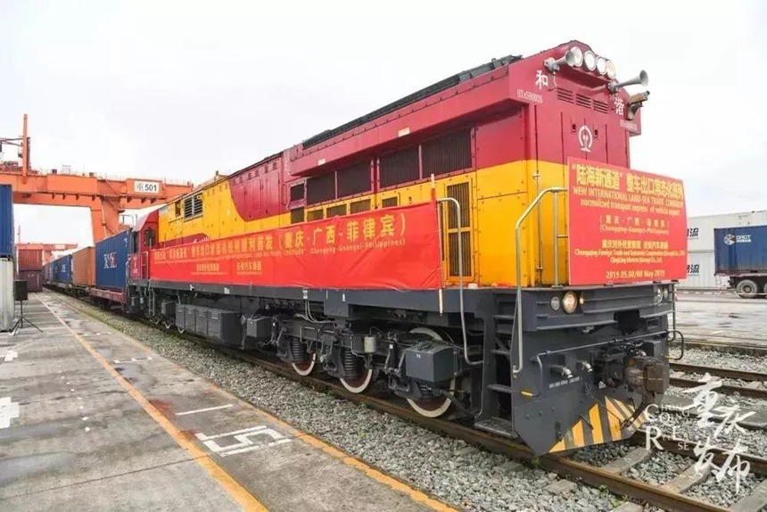 “陸海新通道”整車出口常態化班列（資料圖）。鄒樂攝